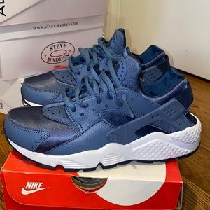 Nike women’s air huarache run sneakers